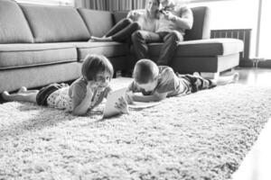 pareja joven pasando tiempo con niños foto