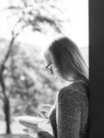 mujer desayunando frente a su villa de lujo foto