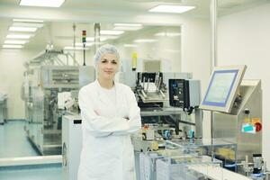 mujer trabajadora en empresa de farmacia foto