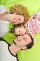 familia joven feliz juntos en el estudio foto