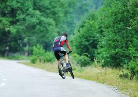 montar bicicleta hombre al aire libre foto