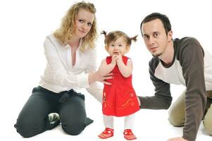 familia joven feliz juntos en el estudio foto