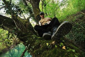 hombre relajante al aire libre foto