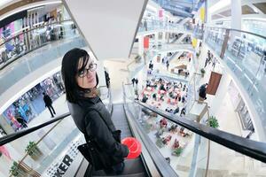 mujer feliz de compras foto