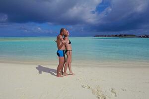 feliz pareja joven en vacaciones de verano diviértete y relájate en la playa foto