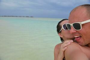 feliz pareja joven en vacaciones de verano diviértete y relájate en la playa foto