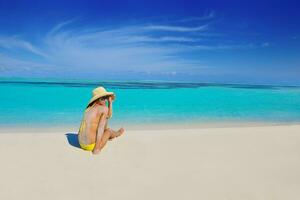 hermosa mujer relajarse en la playa tropical foto