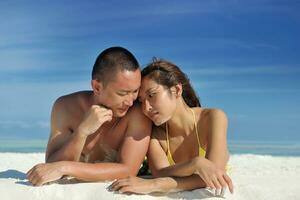 pareja asiática disfrutando del verano en la playa foto