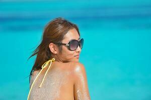 hermosa mujer relajarse en la playa tropical foto