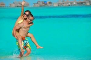 feliz pareja joven disfrutando del verano en la playa foto