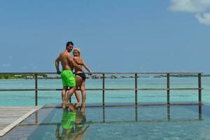 feliz pareja joven en vacaciones de verano diviértete y relájate foto