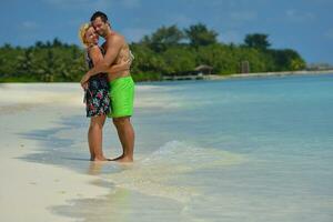 feliz pareja joven en vacaciones de verano diviértete y relájate foto