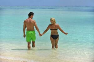 feliz pareja joven en vacaciones de verano diviértete y relájate en la playa foto