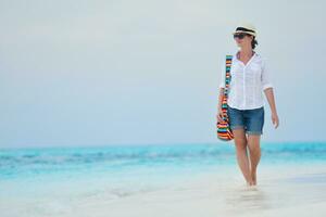 mujer feliz disfruta de las vacaciones de verano foto