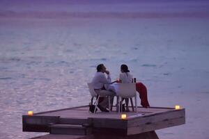 pareja romántica cena al aire libre foto