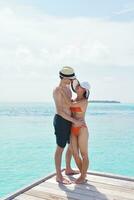 feliz pareja joven divertirse en la playa foto