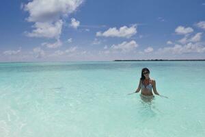 bella joven en la playa diviértete y relájate foto