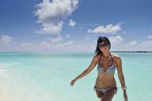 bella joven en la playa diviértete y relájate foto