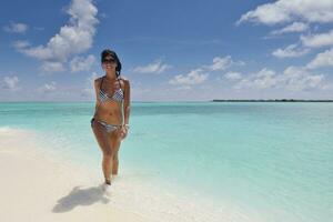 bella joven en la playa diviértete y relájate foto