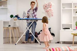 madre e hija pasan tiempo juntos en casa foto