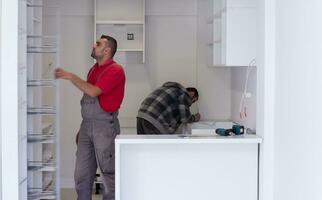 trabajadores instalando una nueva cocina foto