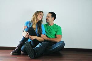 pareja feliz en apartamento vacío foto