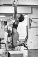 mujer negra haciendo ejercicio de inmersión foto