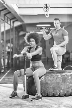 pareja multiétnica después del entrenamiento con martillo foto