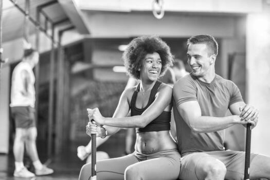 pareja multiétnica después del entrenamiento con martillo foto