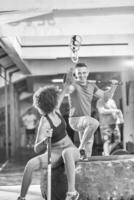pareja multiétnica después del entrenamiento con martillo foto