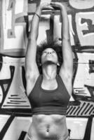 mujer negra después de un entrenamiento en el gimnasio foto