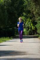 joven corredora entrenando para maratón foto