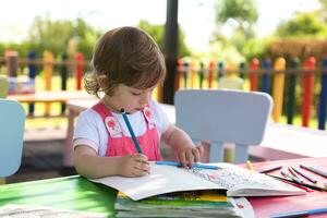 niña dibujando imágenes coloridas foto