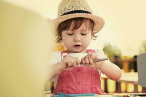 niña dibujando imágenes coloridas foto