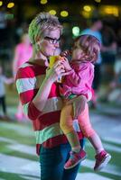 madre e hija en la discoteca infantil foto