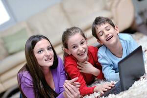 familia joven feliz divertirse en casa foto