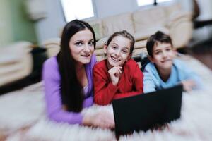 familia joven feliz divertirse en casa foto