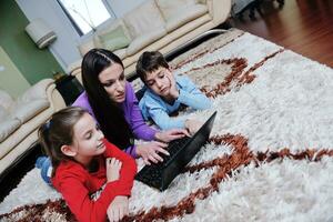 familia joven feliz divertirse en casa foto