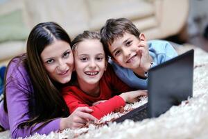 familia joven feliz divertirse en casa foto