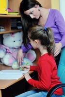 mamá y niña haciendo la tarea en casa foto