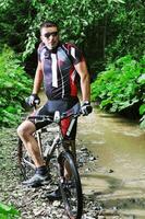 paseo en bicicleta mojado foto