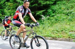 amistad y viajes en bicicleta de montaña foto