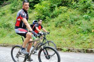 amistad al aire libre en bicicleta de montaña foto