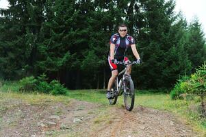 paseo en bicicleta de montaña al aire libre foto