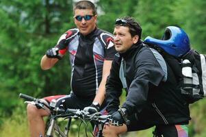 amistad al aire libre en bicicleta de montaña foto