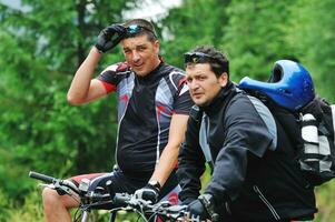 amistad al aire libre en bicicleta de montaña foto