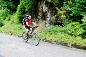 montar bicicleta hombre al aire libre foto