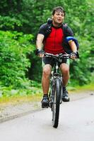 montar bicicleta hombre al aire libre foto