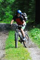 montar bicicleta hombre al aire libre foto