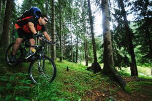 montar bicicleta hombre al aire libre foto